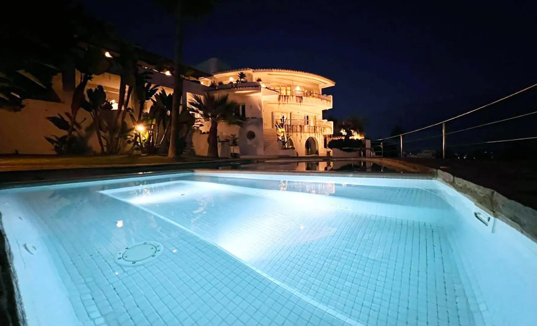 Villa R7- Luxury With Ocean Views 베날마데나코스타